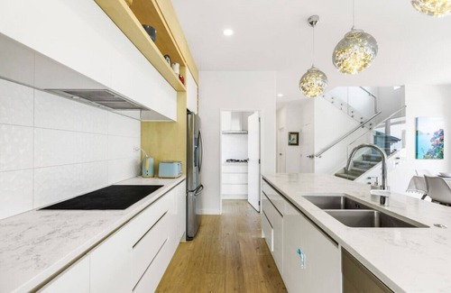 Hauraki House | Taka Retreat near Beach with Parking and Patio