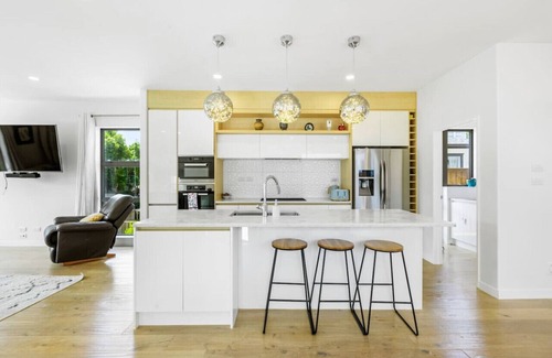 Hauraki House | Taka Retreat near Beach with Parking and Patio