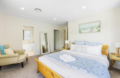 Hauraki House | Taka Retreat near Beach with Parking and Patio
