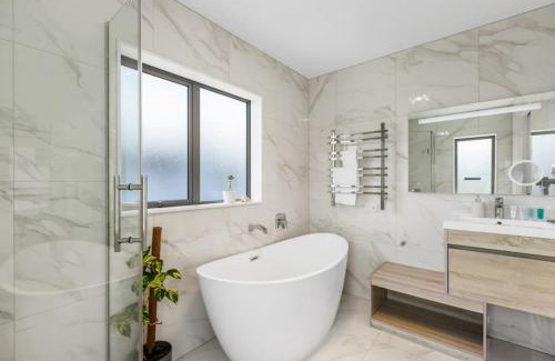 Hauraki House | Taka Retreat near Beach with Parking and Patio