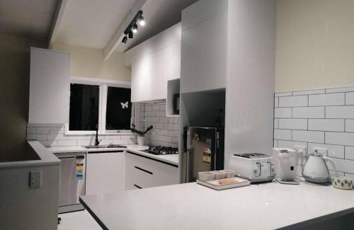 Takapuna House | Takapuna Centre 3B plus Netflix