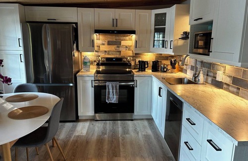 Lac-Saguay Cottage | Take a break and unwind at this peaceful oasis on the lake.