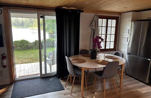 Lac-Saguay Cottage | Take a break and unwind at this peaceful oasis on the lake.