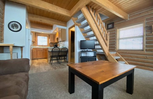 Talkeetna Cabin | Talkeetna Log Cabin with Hot Tub Unit 1