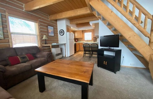 Talkeetna Cabin | Talkeetna Log Cabin with Hot Tub Unit 1