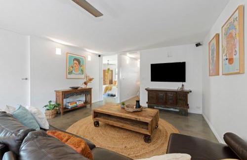 Suffolk Park House | Tallow Beach Retreat - welcoming pet-friendly unit