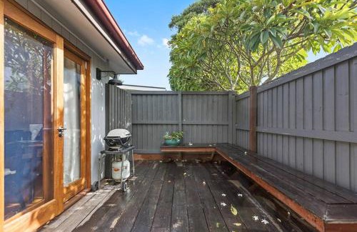 Suffolk Park Apartment | Tallows Studio -Modern, tranquil, dog friendly,2 mins to the beach
