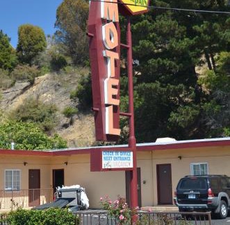 Strawberry Hotel | Tamalpais Motel
