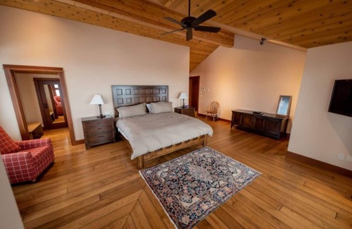 Revelstoke Cabin | Tamarack Lodge: Luxury Timber Frame Ski Lodge at Mountain Resort