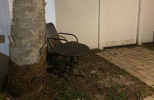 Town N County Park Apartment | Tampa Bay Guest Suite/Studio with mini Kitchen!