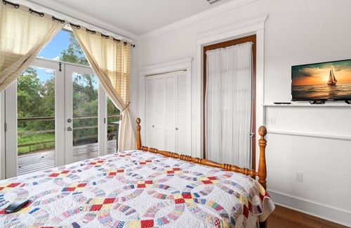 Seffner House | Tampa Bay Peaceful Farmhouse, Minutes from fair grounds, zoo and much more.