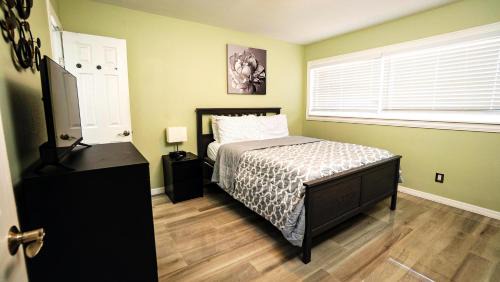 Tampa Shores House | Tampa Clearwater BBQ, Pool, Spa, Canal