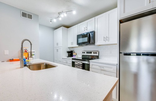 Carrollwood Condo | Tampa Condo w/ Pool Access: 9 Mi to Beach!