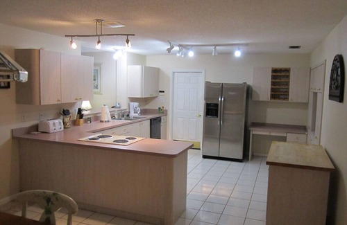 Lake Magdalene House | Tampa Cottage - Hot Tub/Pets/Beaches/Busch Gardens/USF