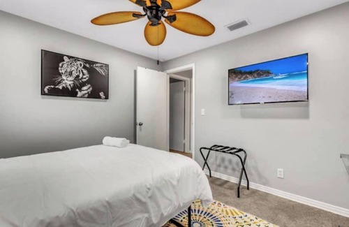 Bay Crest Park House | Tampa Fun House near Raymond James Stadium/Airport