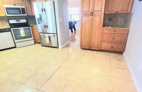 Greater Northdale House | Tampa Home w BBQ patio pool/5 Beds/9 Guests