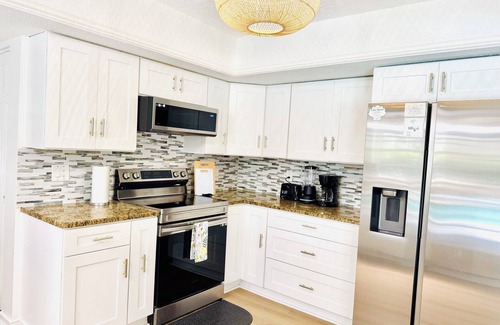 Greater Northdale House | Tampa Luxury 5BR Estate with Pool + Golf Views