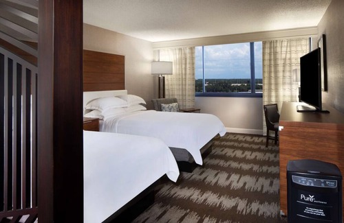 Carver City - Lincoln Gardens Hotel | Tampa Stay | 2 Relaxing Family Ready Rooms w/Access to Outdoor Pool