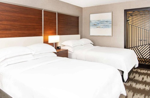 Carver City - Lincoln Gardens Hotel | Tampa Stay | 2 Relaxing Family Ready Rooms w/Access to Outdoor Pool