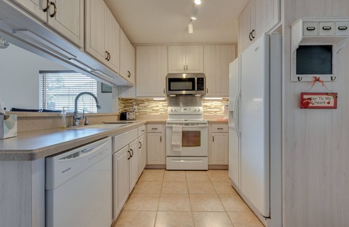 Lake Magdalene House | Tampa Townhome w/Lake Access & Workspace!