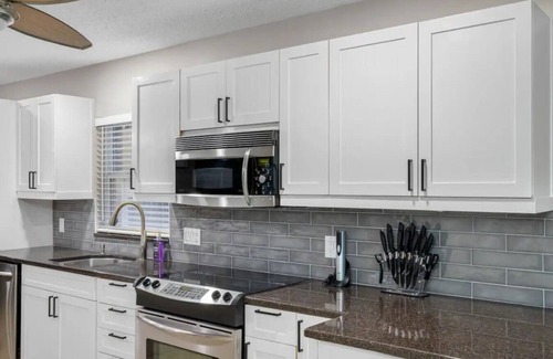 Bay Crest Park House | Tampa Tranquility| Your Spacious Poolside Oasis