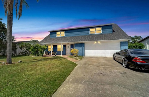 Bay Crest Park House | Tampa Tranquility| Your Spacious Poolside Oasis