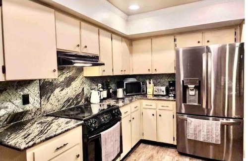 Greater Northdale House | Tampa Vacation Home - 3BR 10 PPL - Pool