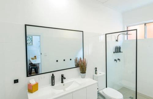 Dubbo Apartment | Tamworth Retreat - Sleek & Stylish, Sleeps 5