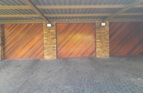 Lyttelton Manor House | TANS - 1 bedroom luxury & cosy home walking distance to Doringkloof Mall