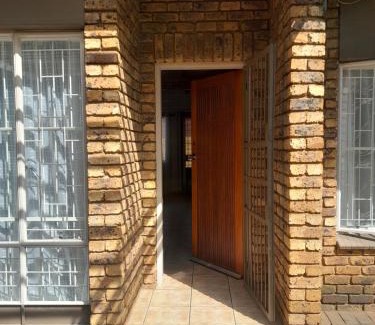 Lyttelton Manor House | TANS - 1 bedroom luxury & cosy home walking distance to Doringkloof Mall