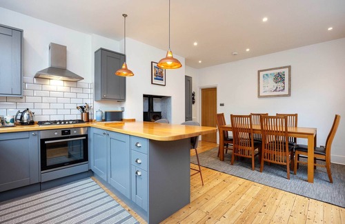 Hammersmith and Fulham Apartment | Tantalising in Teal, by Veeve