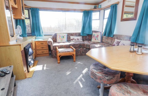Bryngwran Cottage | TANYFRON HOLIDAY CARAVAN, family friendly, with a garden in Gwalchmai