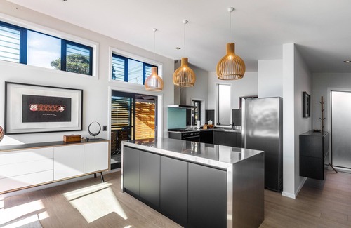 Oneroa House | Taonga with panoramic ocean views - Welcome to Taonga, a premium holiday home nestled on the edge of Oneroa. With three bedrooms and 1.5 luxury bathrooms this property is perfect for three couples of a family group. Its elevated position offers a sup
