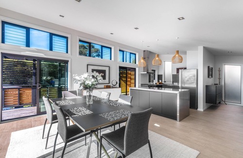 Oneroa House | Taonga with panoramic ocean views - Welcome to Taonga, a premium holiday home nestled on the edge of Oneroa. With three bedrooms and 1.5 luxury bathrooms this property is perfect for three couples of a family group. Its elevated position offers a sup