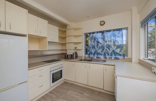Te Tii Cottage | Tapuaetahi Beachfront Studio - Downstairs Unit
