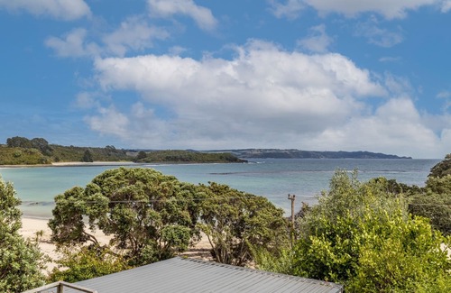 Te Tii Cottage | Tapuaetahi Beachfront Studio - Downstairs Unit