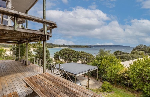Te Tii Cottage | Tapuaetahi Beachfront Studio - Downstairs Unit