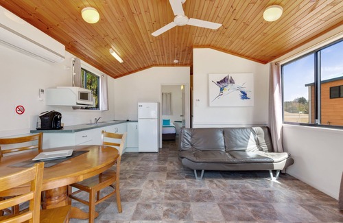 Emu Park Cabin | Tasman Holiday Parks - Fisherman's Beach