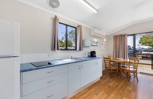 Emu Park Cabin | Tasman Holiday Parks - Fisherman's Beach