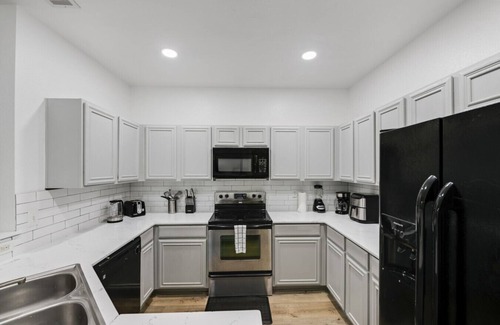 Dallas Apartment | Tasteful 3BR I Free Parking I Workspace