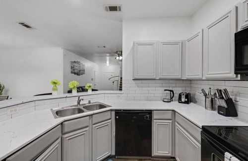 Dallas Apartment | Tasteful 3BR I Free Parking I Workspace