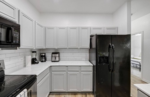 Dallas Apartment | Tasteful 3BR I Free Parking I Workspace