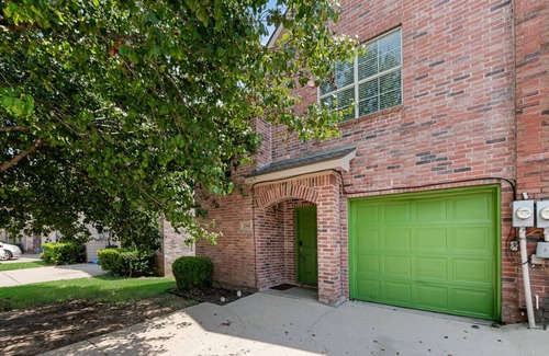 Dallas Apartment | Tasteful 3BR I Free Parking I Workspace