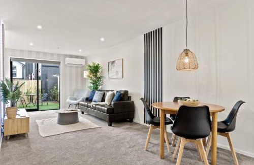 Henderson House | Tasteful Auckland 2 Bed 1 Bath