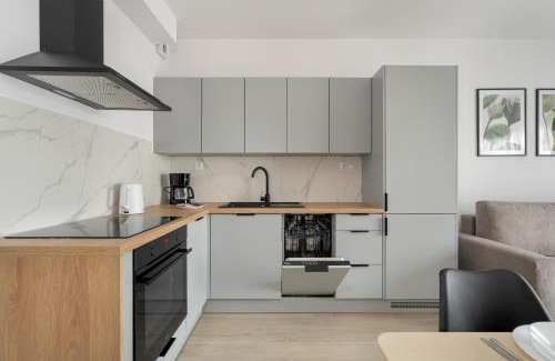 Grunwald Apartment | Tasteful Beige Apartment with Parking by Noclegi Renters