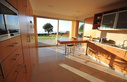 Caminha Villa | Tasteful Caminha Villa | 4 Bedrooms | Villa Laginhas | Modern Furnishings |.