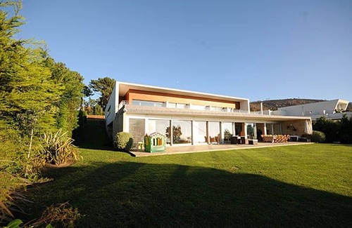 Caminha Villa | Tasteful Caminha Villa | 4 Bedrooms | Villa Laginhas | Modern Furnishings |.