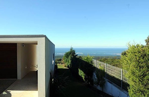 Caminha Villa | Tasteful Caminha Villa | 4 Bedrooms | Villa Laginhas | Modern Furnishings |.