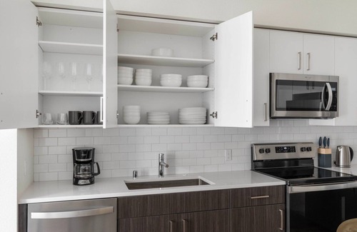 Hayward Apartment | Tasteful Hayward 2BR w/Heated Pool, near Shops & Dining, by Blueground