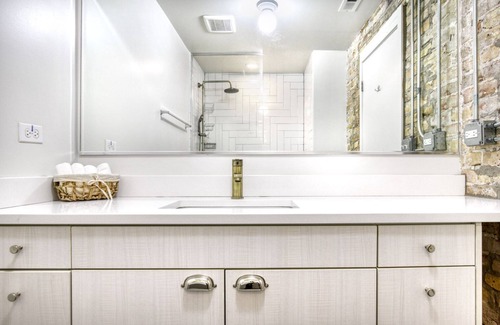 Wicker Park Apartment | Tasteful Wicker Park 1BR w/ W/D, 1 block to L, Six Corners, by Blueground